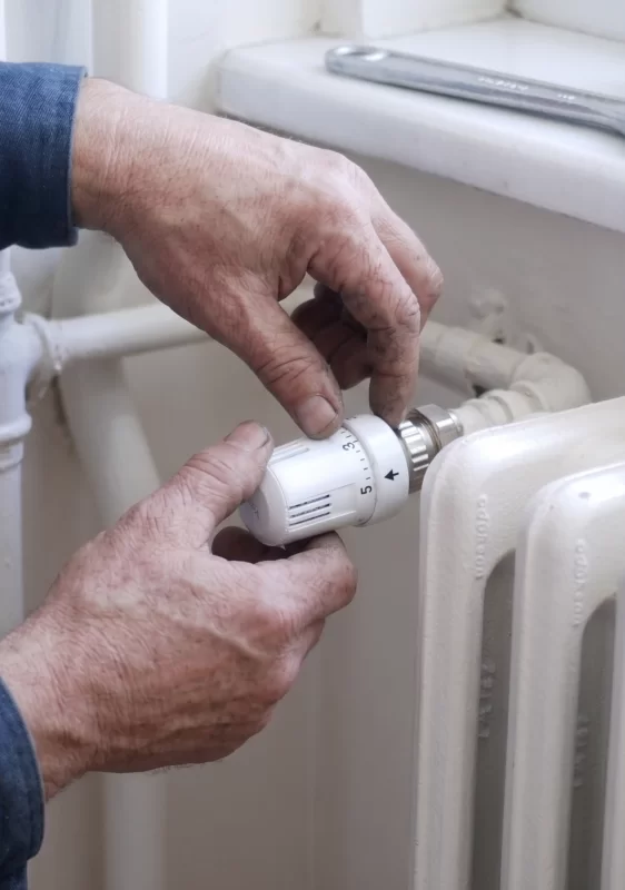 Pose d'un robinet de radiateur thermostatique 