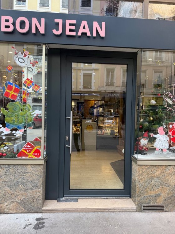 Intervention sur la vitrine de la Boucherie lyon 8