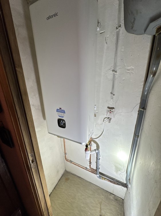 Remplacement cumulus par chauffe eau plat plus performant.
